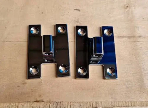 La limpieza de piezas cromadas: bisagras metálicas con acabado brillante antes y después