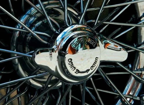 Las propiedades del cromo: detalle de llanta de radios con acabado cromado brillante y resistente