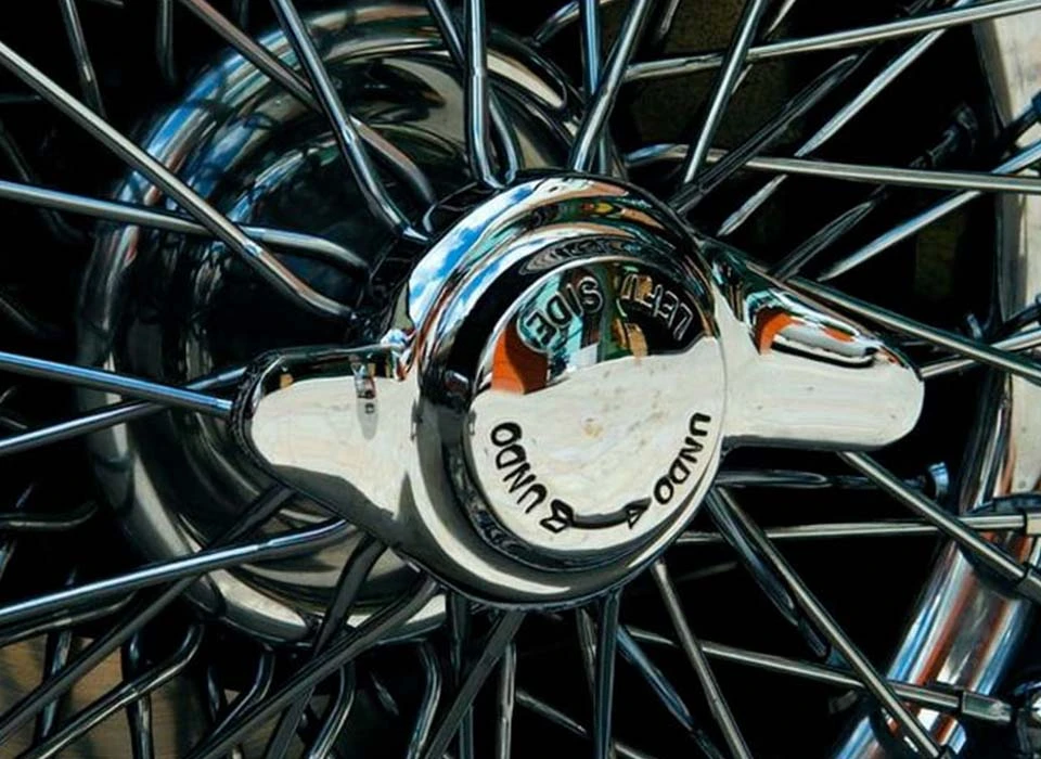 Las propiedades del cromo: detalle de llanta de radios con acabado cromado brillante y resistente