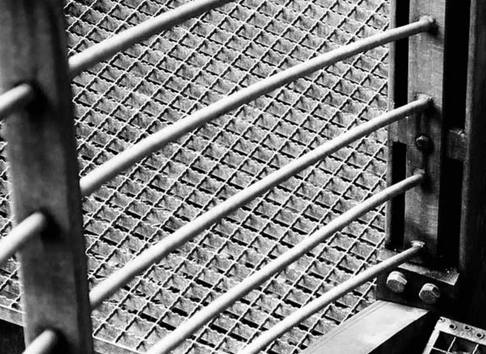 Cromados para estanterías: detalle de estructura metálica con barras y rejilla