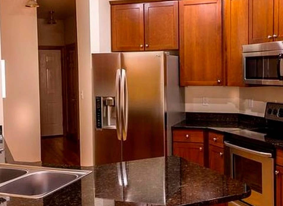 Cromados en la decoración: cocina moderna con electrodomésticos y detalles metálicos brillantes