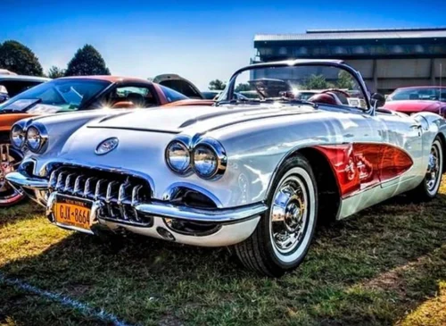 Cromado de piezas de coches cuáles son las más habituales: coche clásico con paragolpes, llantas y molduras cromadas