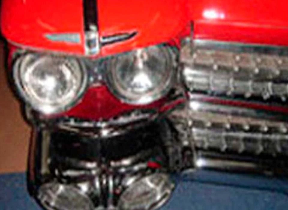 La Habana el paraíso de los coches cromados: frontal de coche clásico con parrilla y faros cromados