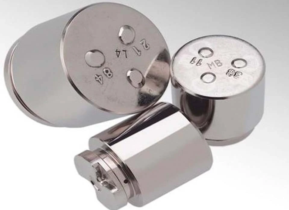 El niquelado electrolítico: piezas metálicas niqueladas con acabado brillante y uniforme