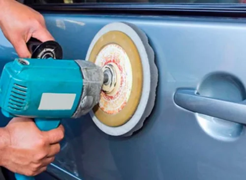 Cómo pulir la carrocería del coche: pulidora trabajando sobre la pintura para recuperar brillo