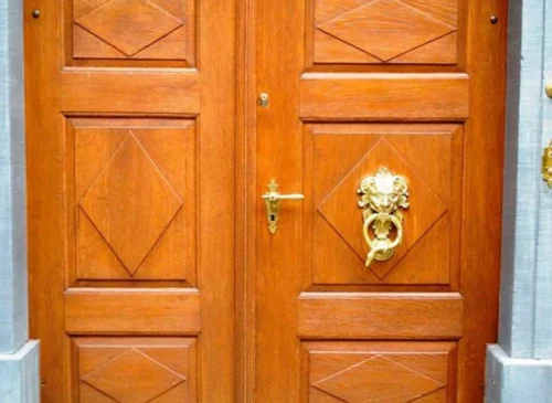 Dorar tus piezas de metal y consigue una casa de ensueño: herraje dorado en puerta de madera