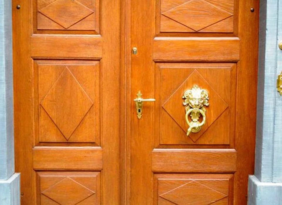 Dorar tus piezas de metal y consigue una casa de ensueño: herraje dorado en puerta de madera