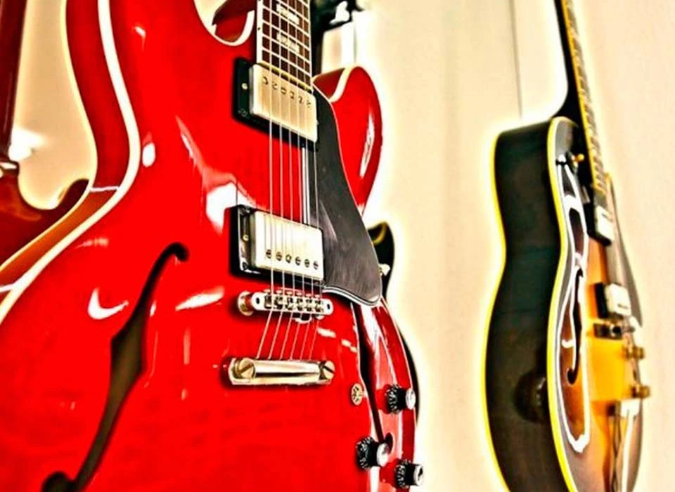 Cromado en guitarras eléctricas: guitarra eléctrica con herrajes metálicos para acabado brillante