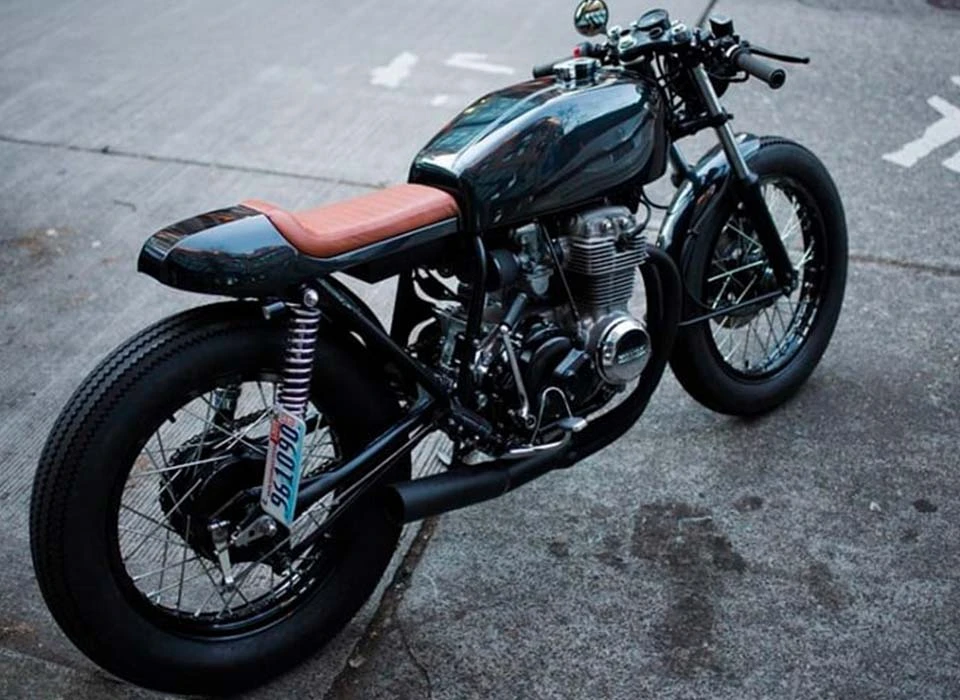 Restaurar motos antiguas gracias al cromado: moto restaurada con piezas metálicas recuperadas