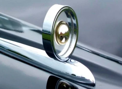 El cromo y sus principales aplicaciones: detalle cromado en pieza de automóvil con acabado brillo