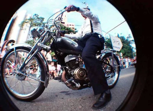 Rallys y concentraciones de motos clásicas sácale partido a tu montura: motorista en evento con moto clásica