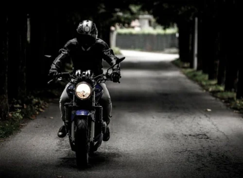 Cuándo se considera que una moto es clásica: motorista conduciendo una moto con estilo clásico en carretera