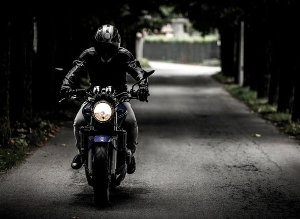 Cuándo se considera que una moto es clásica: motorista conduciendo una moto con estilo clásico en carretera