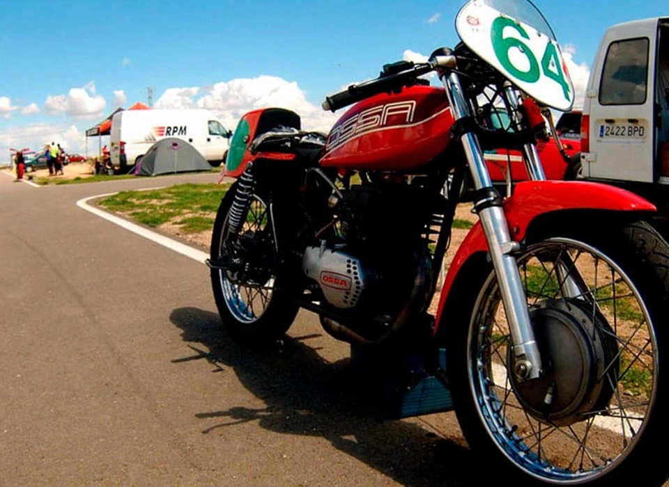 A qué nos referimos cuando hablamos de restauración de una moto clásica: moto clásica restaurada en carretera