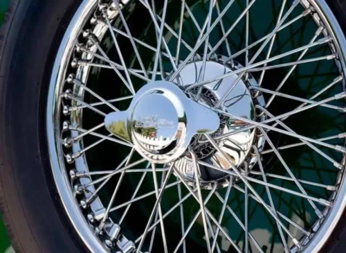 La eliminación del cromado: llanta de radios con acabado cromado para retirar y renovar