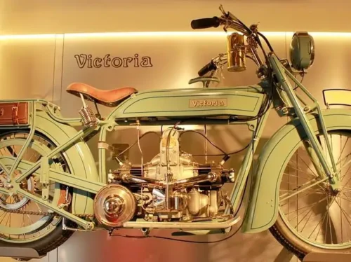 Las ventajas de restaurar una moto clásica: moto vintage restaurada con piezas y acabados cuidados