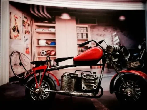 Lo mejor para tu moto: moto restaurada en taller con piezas listas para mejorar su acabado