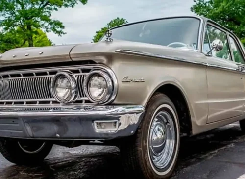 Restaurar tu coche clásico: coche antiguo con detalles cromados en paragolpes y parrilla