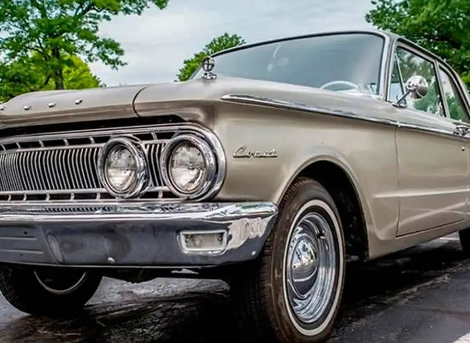 Restaurar tu coche clásico: coche antiguo con detalles cromados en paragolpes y parrilla