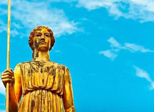 En manos del mismísimo Rey Midas: estatua dorada que simboliza brillo y acabado premium