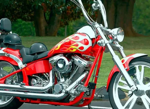 Historia del cromado y de la moto: moto custom con piezas cromadas y acabados brillantes