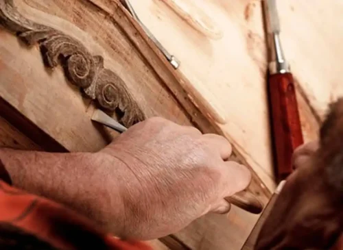 Restauración de mueble antiguo: detalle artesanal para conservar piezas con cromados y pulidos en herrajes conservar muebles antiguos