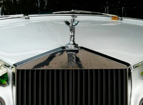 Detalle frontal de vehículo para bodas con acabados de cromados y pulidos en parrilla y emblema vehículos cromados en bodas