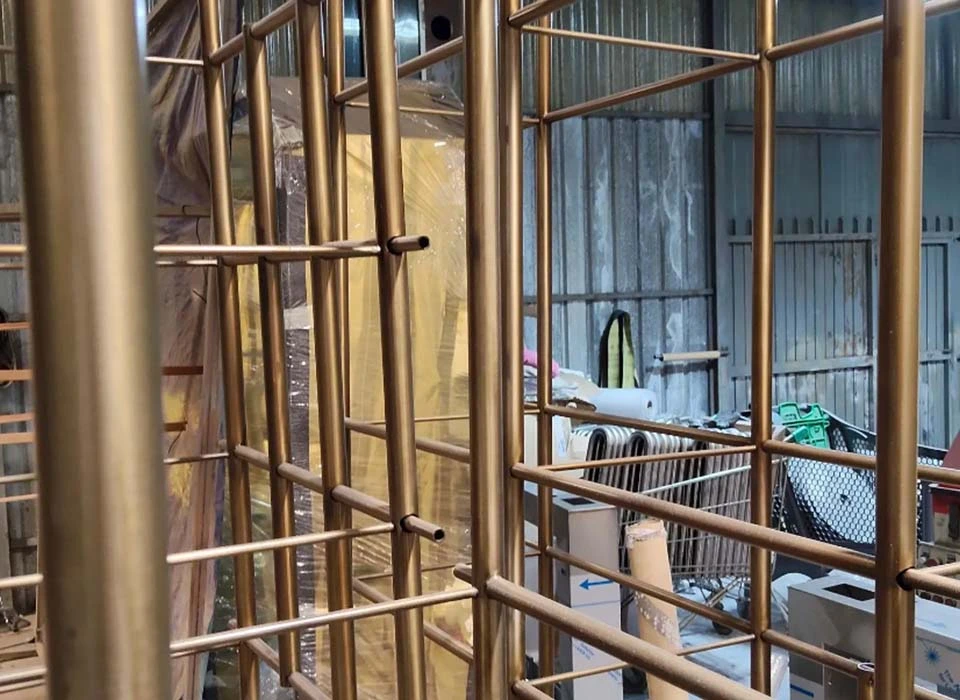 Baño de latón artesanal en Madrid aplicado en estructura metálica con acabado latón uniforme