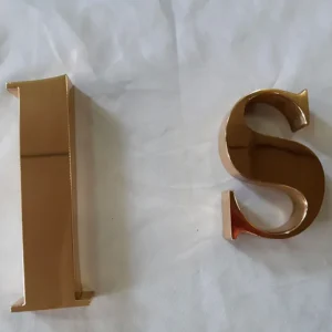 Dorado de letras y números en metal con acabado brillante | Cromados y Pulidos Decometal 2020 & IVM