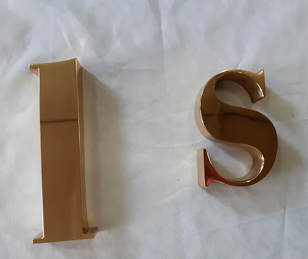 Dorado de letras y números en metal con acabado brillante | Cromados y Pulidos Decometal 2020 & IVM