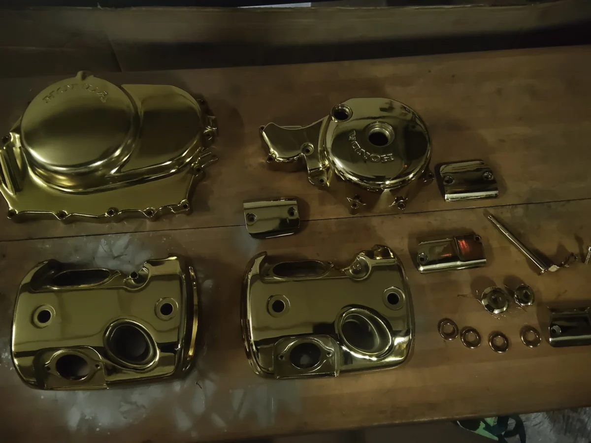 Restauración motos clásicas: piezas de motor restauradas con acabado brillante y uniforme