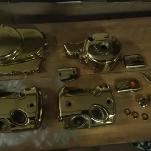 Restauración motos clásicas: piezas de motor restauradas con acabado brillante y uniforme