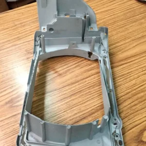 Granallado piezas aluminio moto: pieza después del tratamiento con acabado uniforme