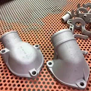 Granallado piezas moto clásica: piezas después del tratamiento con acabado uniforme