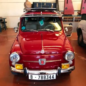Restauración de coches: coche clásico rojo con acabado cuidado y detalles recuperados