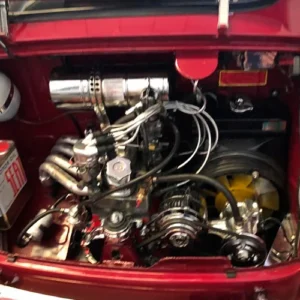 Restauración de coches: motor de coche clásico con componentes restaurados y aspecto cuidado