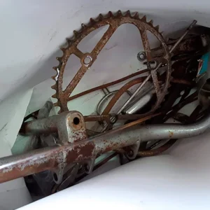 Restauración de bicicleta: piezas oxidadas antes del tratamiento de limpieza, preparación y cromado
