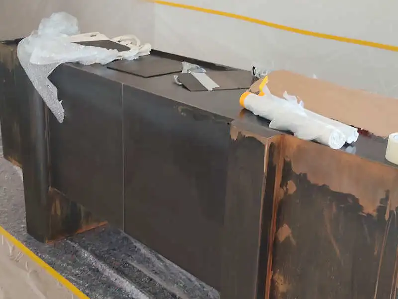 Restauración de cromados Diagonal Barcelona: pieza metálica en proceso de restauración y preparación