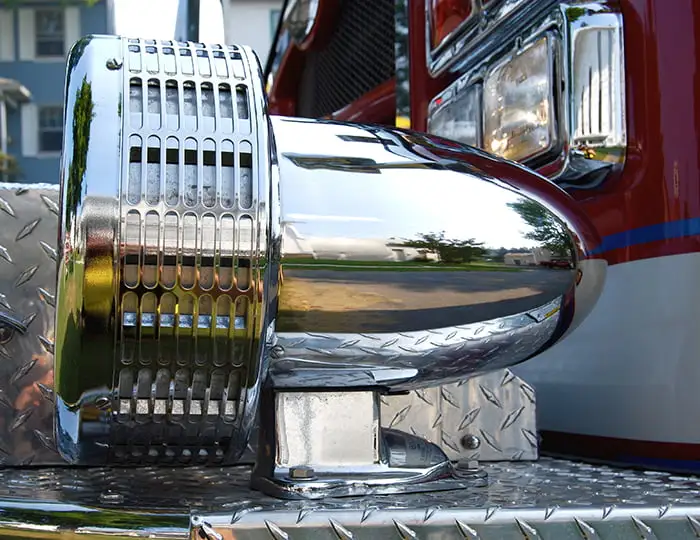 restauración de cromados en Madrid Centro: pieza metálica restaurada con acabado brillo espejo