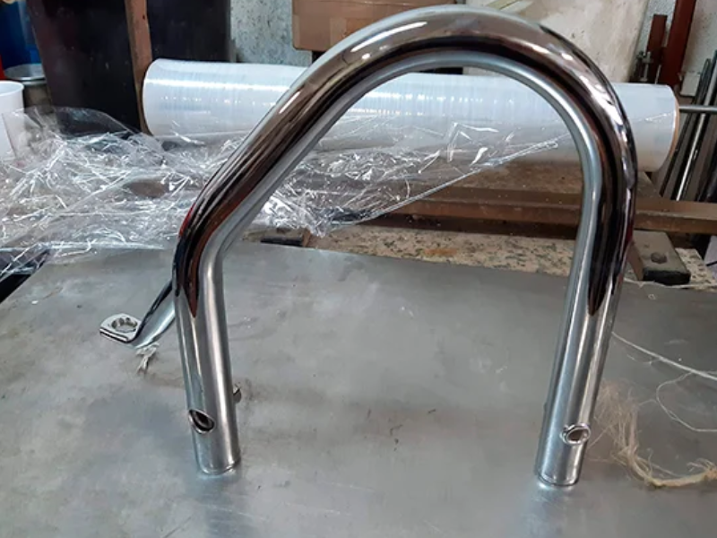 restauración de motos clásicas en Madrid Centro: tubo cromado de moto con acabado brillo espejo