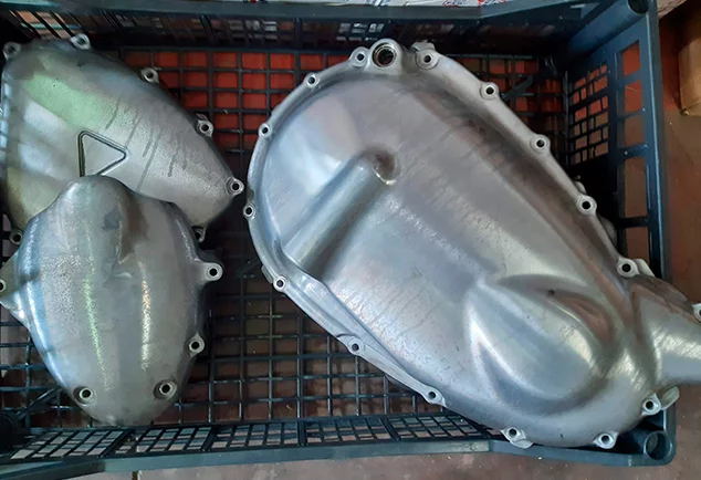 Restauración Motos Clásicas: tapas de motor en aluminio preparadas y pulidas para acabado profesional