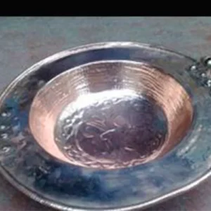 Restauración de mobiliario: pieza metálica restaurada con acabado cuidado y brillo uniforme