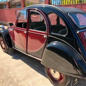 Restauración de vehículos: coche clásico bicolor con acabado cuidado y detalles recuperados