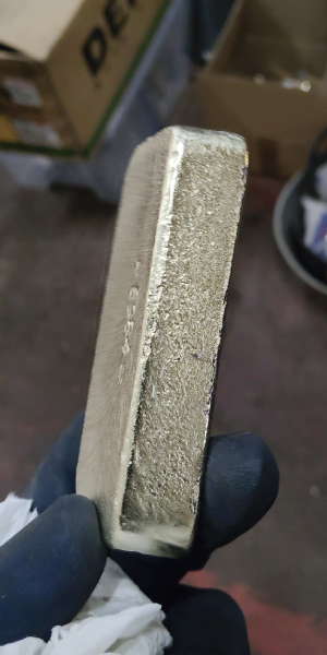 metalizado de piezas plásticas en 3D en bloque rectangular con acabado metálico plateado