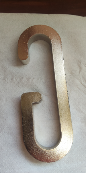 metalizado de piezas plásticas en 3D en pieza curva con acabado metálico dorado y plateado