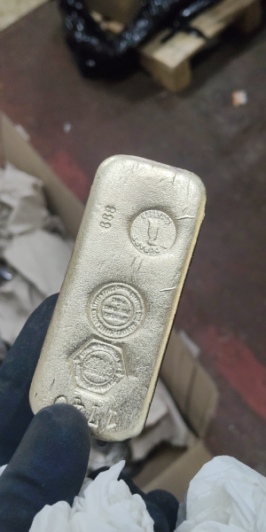 metalizado de piezas plásticas en 3D en pieza grabada con acabado metálico plateado