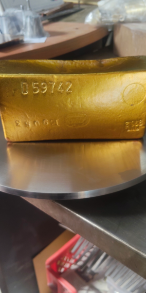 metalizado de piezas plásticas en 3D en pieza tipo lingote con acabado metálico dorado